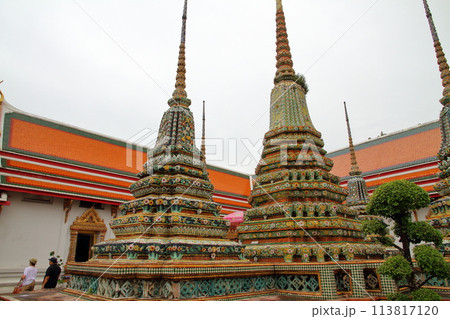 タイの首都バンコク　涅槃仏が有名な観光名所ワットポー寺院の仏塔や建物 113817120