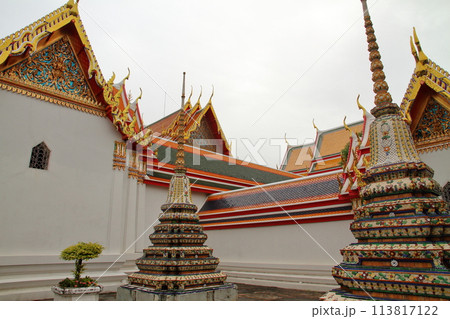 タイの首都バンコク　涅槃仏が有名な観光名所ワットポー寺院の仏塔や建物 113817122