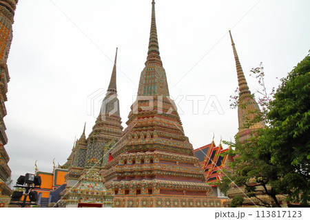 タイの首都バンコク　涅槃仏が有名な観光名所ワットポー寺院の仏塔や建物 113817123