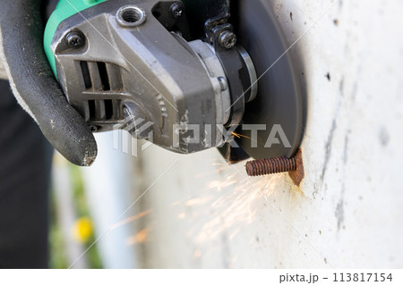基礎のセパレーターをディスクグラインダーでカットしている 基礎のセパレーターをディスクグラインダーでカットしている 113817154