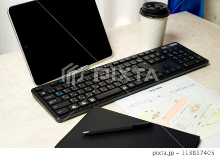 仕事中のデスクトップ 113817405