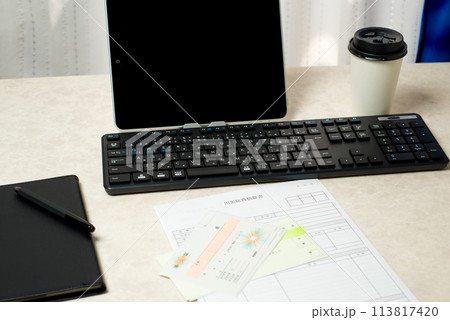 仕事中のデスクトップ 113817420