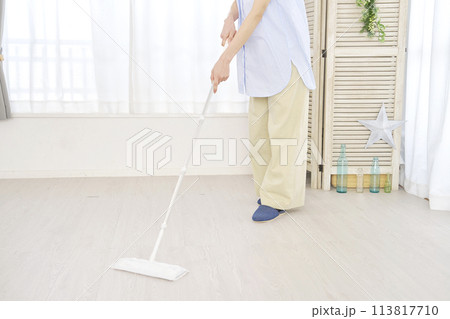 フローリングワイパーでリビングを掃除する主婦 顔無し フローリングワイパーでリビングを掃除する主婦 顔無し 113817710
