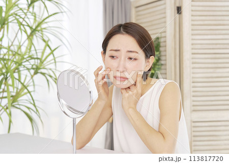 ほうれい線に悩む中年女性 113817720