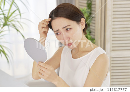 髪の毛の悩みがある中年女性 113817777