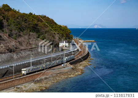 JR西日本 海沿いの山陽本線 115系瀬戸内色 113817831