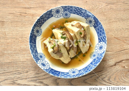 steamed white tofu stuffed mashed pork in gravy sauce on plate  113819104