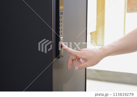 宅配ボックスに荷物を入れる配達員 113819279