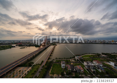 ベトナム・ダナンの都市風景とNguyen Van Troi Bridge　日中 113819317