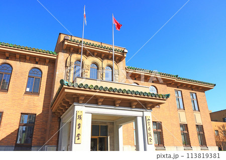 山梨県甲府市、山梨県議会議事堂の風景 113819381