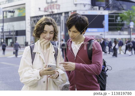 インバウンド　渋谷のスクランブル交差点でスマホで検索する外国人カップル 113819780