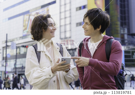 インバウンド 渋谷のスクランブル交差点でスマホを見て会話する外国人カップル インバウンド 渋谷のスクランブル交差点でスマホを見て会話する外国人カップル 113819781