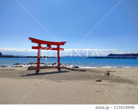 勝浦中央海水浴場の赤い鳥居 113819846