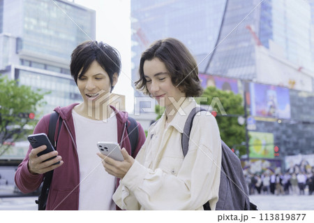インバウンド 渋谷のスクランブル交差点でスマホで検索する外国人カップル インバウンド 渋谷のスクランブル交差点でスマホで検索する外国人カップル 113819877