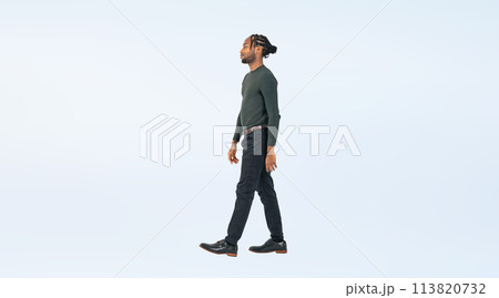 歩く黒人男性の全身写真 113820732