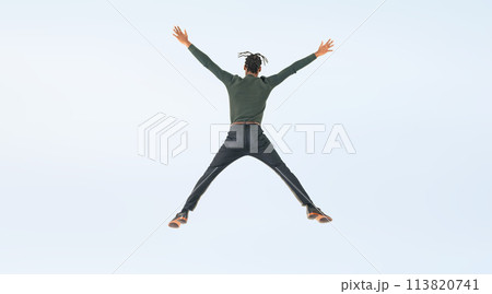 ジャンプする黒人男性の後ろ姿の全身写真 113820741