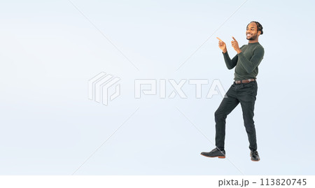 ダンスする黒人男性の全身写真 113820745