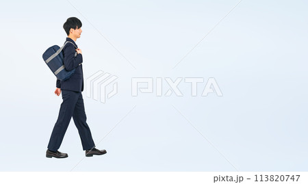 歩く制服を着た男子学生の全身写真 113820747