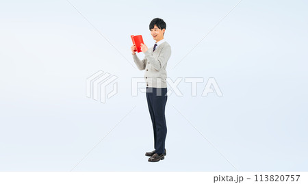 赤本を読む制服を着た男子学生の全身写真 113820757