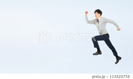 ジャンプする制服を着た男子学生の全身写真 ジャンプする制服を着た男子学生の全身写真 113820758