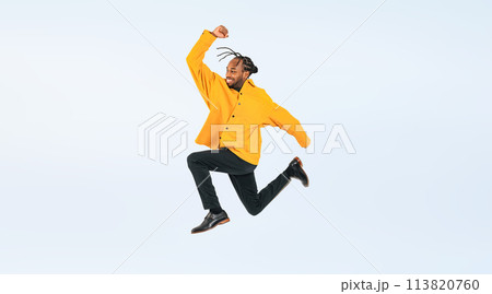 ジャンプする黒人男性の全身写真 ジャンプする黒人男性の全身写真 113820760