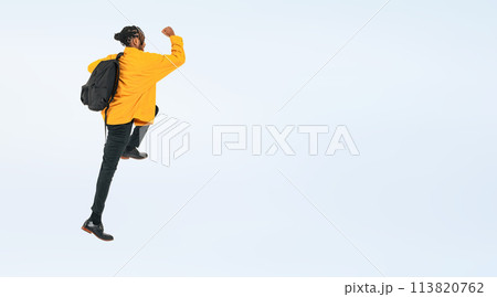 ジャンプする黒人男性の全身写真 ジャンプする黒人男性の全身写真 113820762