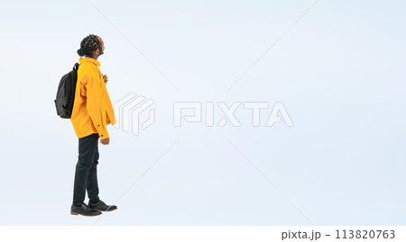 上を見上げる黒人男性の全身写真 113820763