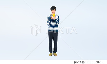 スマホを見るカジュアルな男性の全身写真 113820768