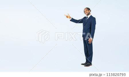 指さす黒人男性ビジネスパーソンの全身写真 113820793