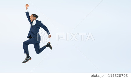 ジャンプする黒人男性ビジネスパーソンの全身写真 113820798