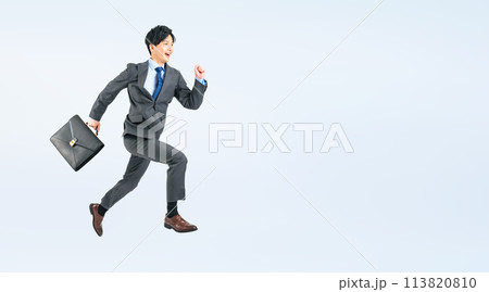 ジャンプする男性ビジネスパーソンの全身写真 113820810
