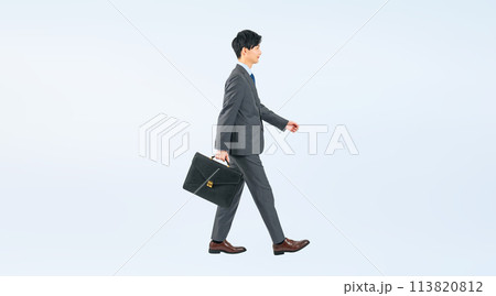 歩く男性ビジネスパーソンの全身写真 歩く男性ビジネスパーソンの全身写真 113820812