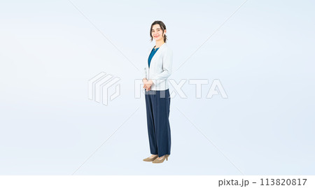 白人女性ビジネスパーソンの全身写真 113820817