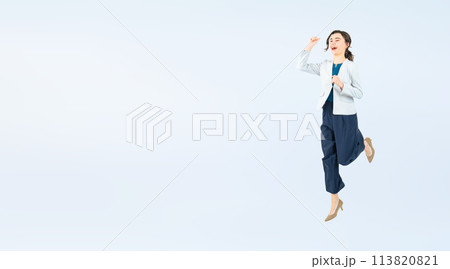 ジャンプする白人女性ビジネスパーソンの全身写真 113820821