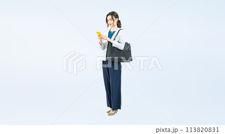 スマホを使う白人女性ビジネスパーソンの全身写真 113820831