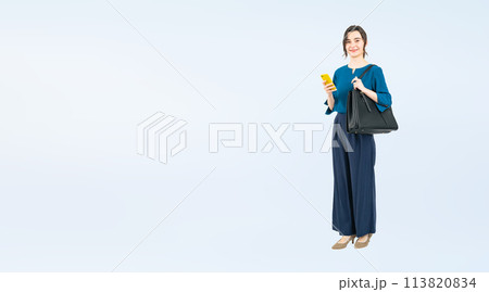 スマホを使う白人女性の全身写真 113820834