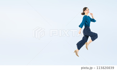 ジャンプする白人女性の全身写真 113820839