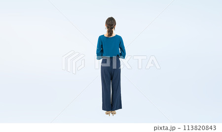 女性の後ろ姿の全身写真 113820843