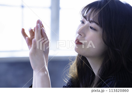ハンドケアする若い女性 ハンドケアする若い女性 113820860