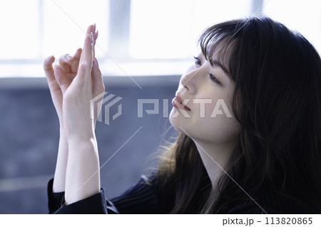 ハンドケアする若い女性 ハンドケアする若い女性 113820865