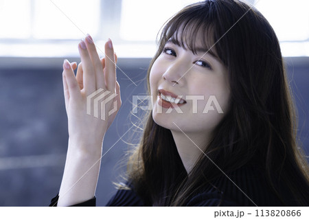 ハンドケアする若い女性 ハンドケアする若い女性 113820866