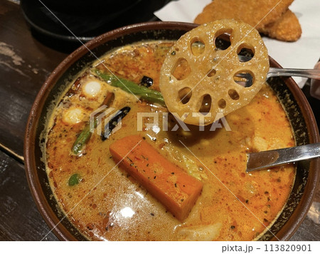 スープカレーのれんこん 素揚げ野菜のアップ スープカレーのれんこん 素揚げ野菜のアップ 113820901