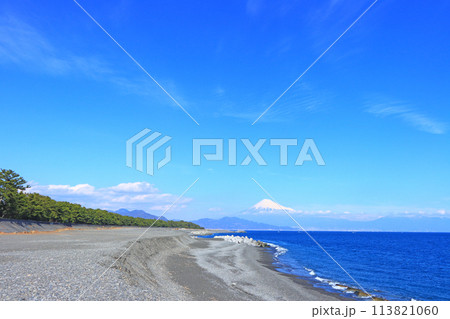 静岡県静岡市、三保の松原と富士山の風景 113821060