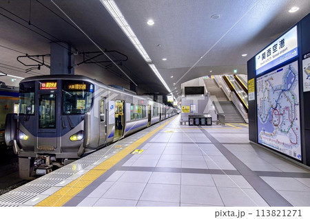 関西空港駅で発車を待つ225系関空快速 113821271