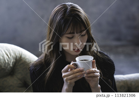 シックな部屋でコーヒを飲む若い女性 シックな部屋でコーヒを飲む若い女性 113821306