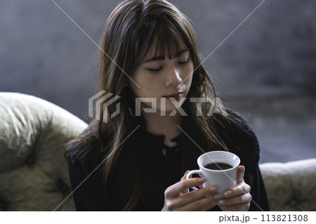 シックな部屋でコーヒを飲む若い女性 113821308