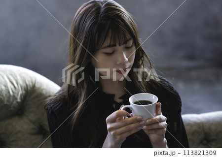 シックな部屋でコーヒを飲む若い女性 113821309