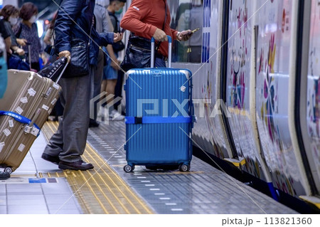 関西空港駅、関空特急はるかに乗車する旅行者 113821360