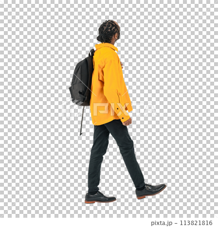 歩きながら上を見上げる黒人男性　手作業で精密に切り抜いた背景透過全身写真PNG 113821816