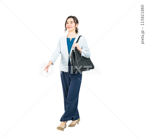 歩く白人女性ビジネスパーソン　手作業で精密に切り抜いた背景透過全身写真PNG 113821860